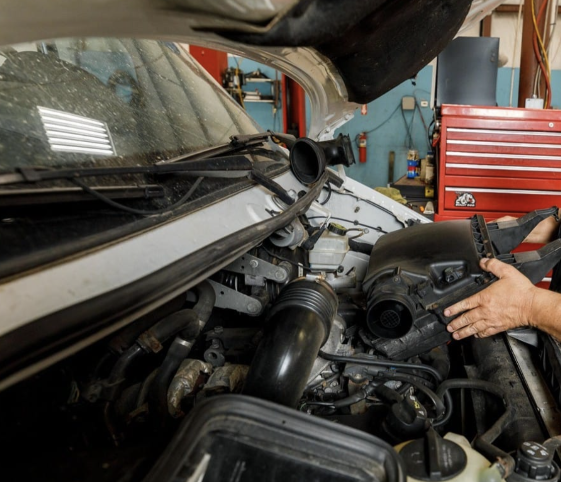 Chicago-mobile-mechanics this image shows mobile mechanic in Chicago, IL